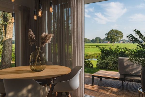 Eetkamer - Prachtige lodge aan de rivier met panoramisch uitzicht in Zuna (3)