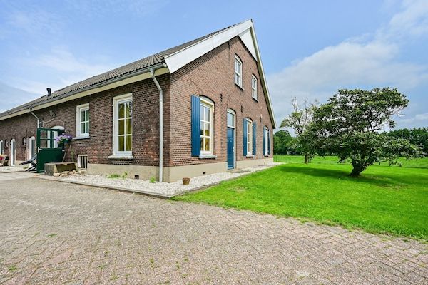 Buitenkant - Boerderij in De Heurne met dierenweide in De Heurne (5)
