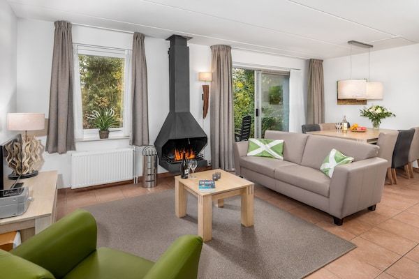 Woonkamer - Gerestyld huis met open haard, omgeven door groen in Hoogersmilde (3)