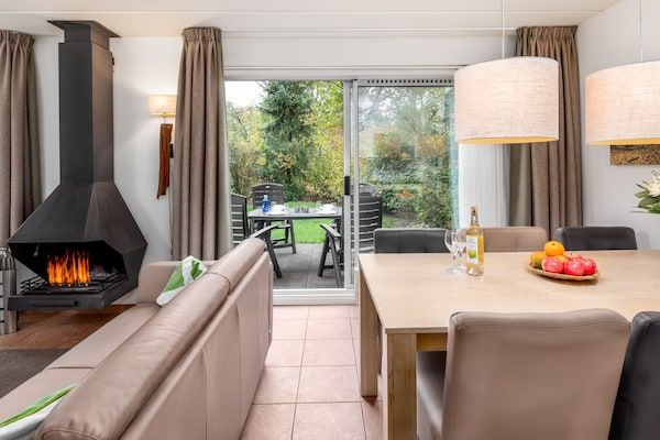 Woonkamer - Gerestyld huis met open haard, omgeven door groen in Hoogersmilde (4)