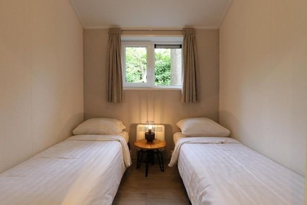 Slaapkamer - Modern chalet van Sand Drift in Otterlo (2)
