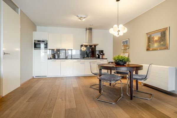 Eetkamer - Modern appartement in Den Haag in Den Haag (2)
