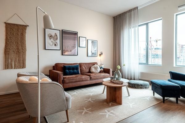 Woonkamer - Schitterend appartement met uitzicht op de haven. in Den Haag (3)