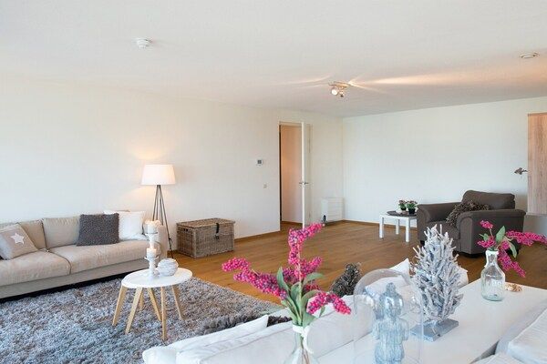 Woonkamer - Ruim modern appartement in Scheveningen in Den Haag (1)