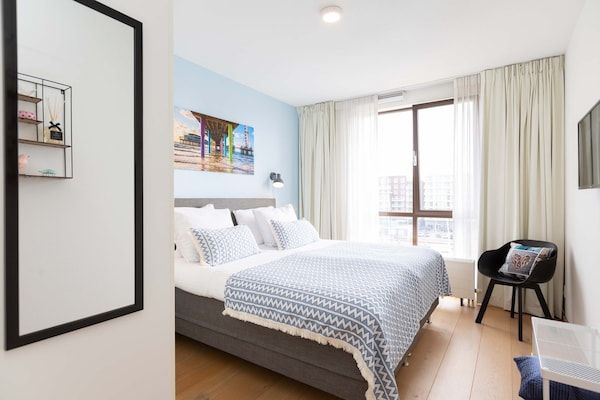 Slaapkamer - Gerestyled appartement met geweldig uitzicht in Den Haag (3)
