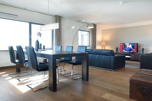 Eetkamer - Luxe appartement in Scheveningen Haven in Den Haag (2)