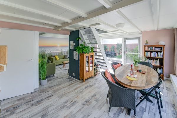 Eetkamer - Comfortabel vakantiehuis vlakbij de zee in Noordwijkerhout (5)