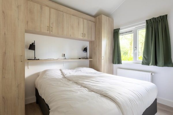 Slaapkamer - Chalet met tuin en uitzicht in Hoenderloo (4)