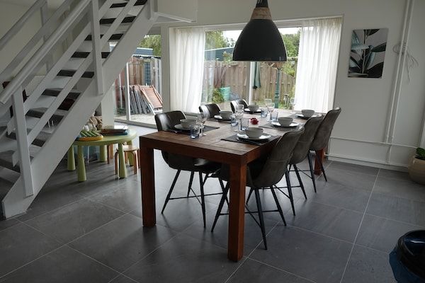 Eetkamer - Vakantiehuis bij Oosteruine Meer & Noordzee in Noordwijkerhout (3)