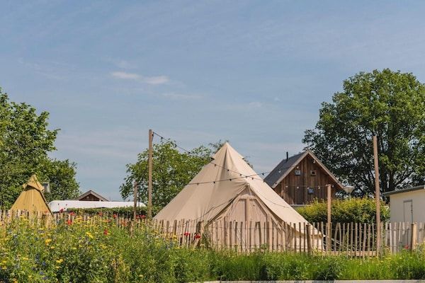 Buitenkant - Zuna Bell Tent nabij de rivier Regge in Zuna (1)