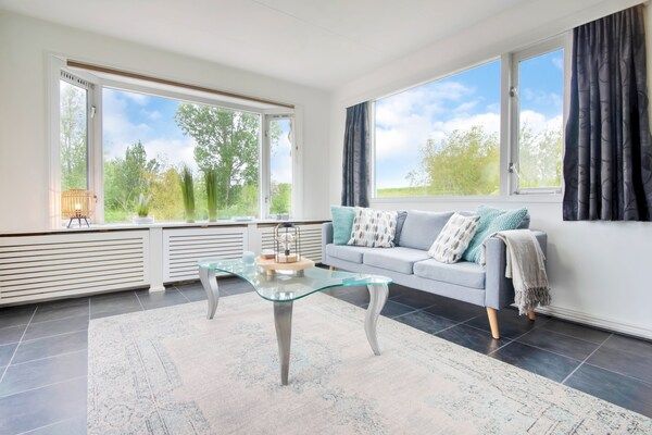 Woonkamer - Watervilla bij Volkerak Ooltgensplaat in Ooltgensplaat (3)