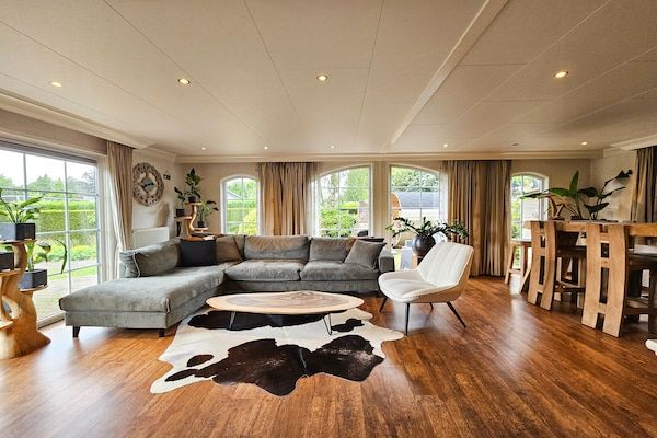 Woonkamer - Prachtige huisdiervriendelijke boshut in Voorthuizen (3)