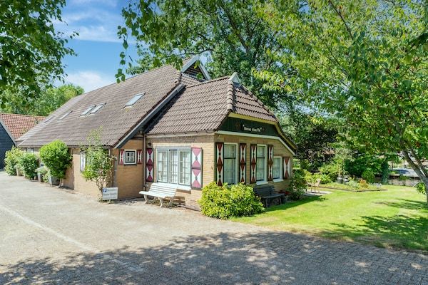 Buitenkant - Groepshuis in Giethoorn aan het water in Giethoorn (1)