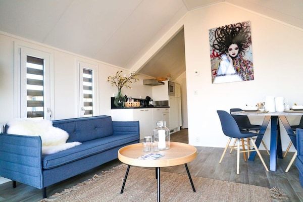 Woonkamer - Modern chalet met afwasmachine, vlakbij de Ijssel in Olburgen (2)