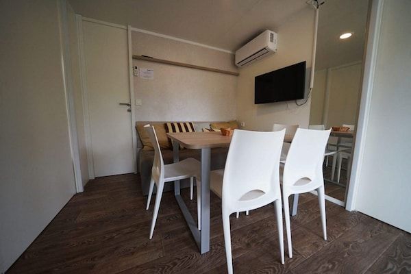 Woonkamer - Fijn chalet met 2 badkamers, gelegen bij de Ijssel in Olburgen (5)