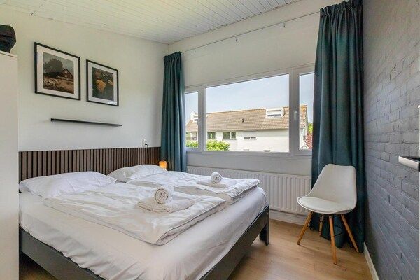 Slaapkamer - Comfortabel vakantiehuis vlakbij het strand in Nieuwvlietbad (3)