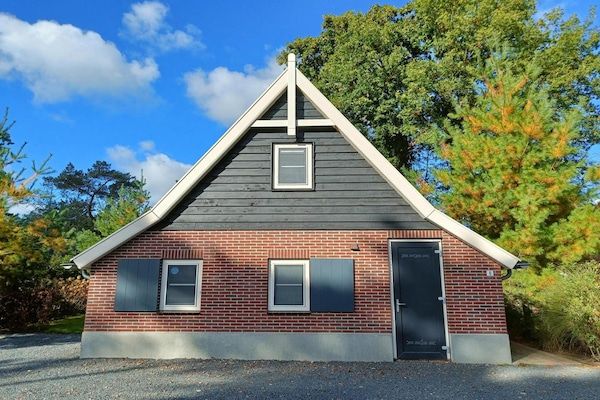 Buitenkant - Luxe stenen villa met terras in Otterlo (1)