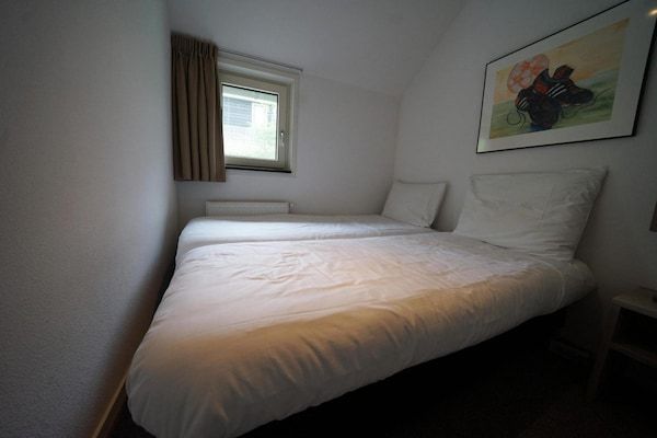 Slaapkamer - Luxe stenen villa met terras in Otterlo (4)