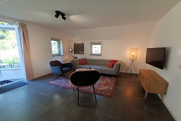 Woonkamer - Ruime stenen villa aan het water in Otterlo (3)