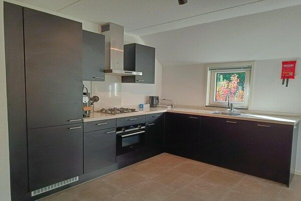 Keuken - Ruime stenen villa aan het water in Otterlo (5)