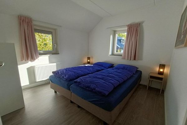 Slaapkamer - Ruime stenen villa aan het water in Otterlo (4)