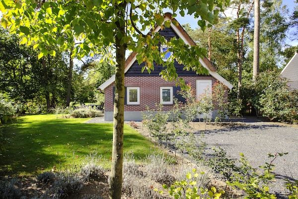 Buitenkant - Ruime stenen villa aan het water in Otterlo (1)