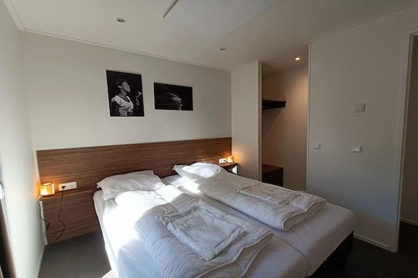 Slaapkamer - Villa met tuin nabij het meer in Otterlo (4)