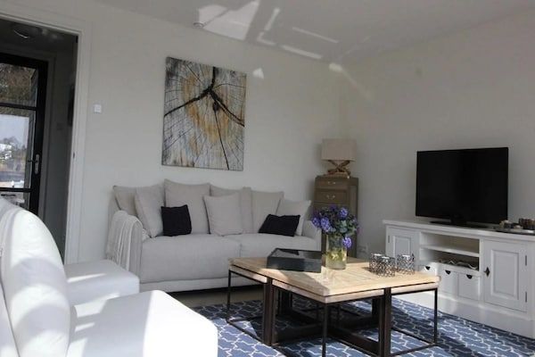 Woonkamer - Villa aan het water met uitzicht op het meer in Otterlo (4)