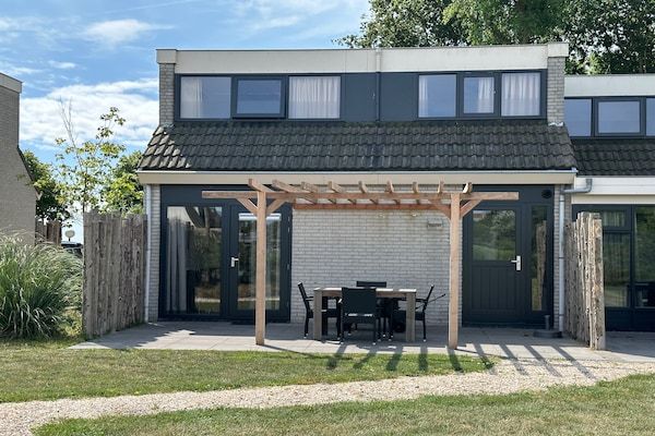 Vakantiepark 't Eibernest Texel 3 in De Cocksdorp - Foto 1 van 39