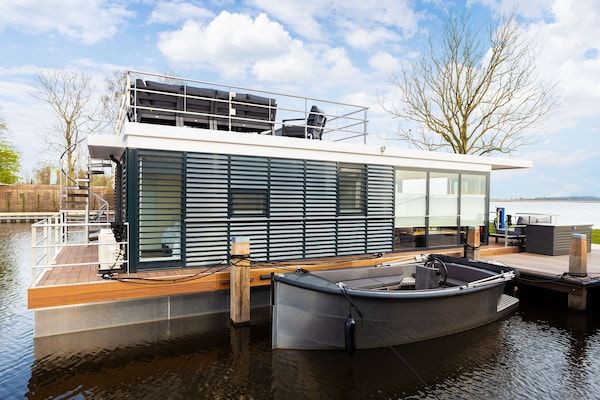 Houseboat 'de Valreep' met tuin - Paviljoenwei 2 in Offingawier - Foto 1 van 36