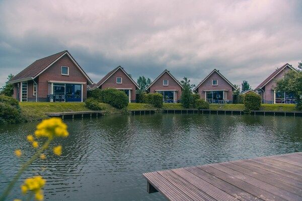 Buitenkant - Spectaculaire villa aan het meer in Medemblik (1)