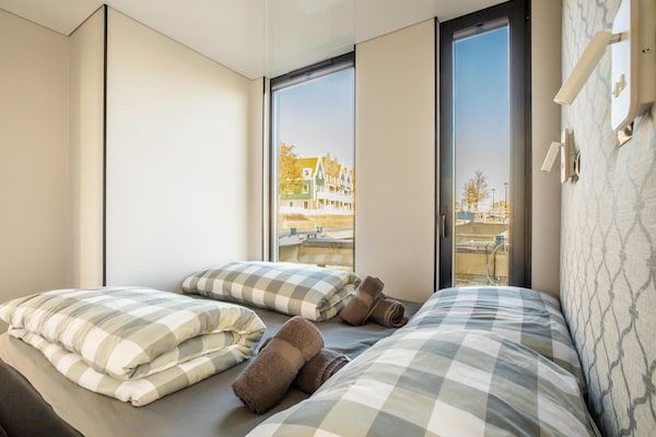 Slaapkamer - Prachtige woonboot met gedeeld zwembad in Volendam (3)