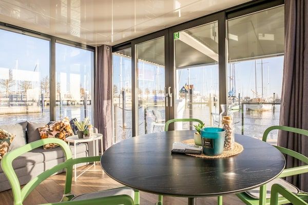 Woonkamer - Prachtige woonboot met gedeeld zwembad in Volendam (5)