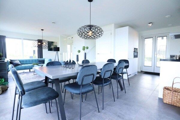Eetkamer - Villa aan het water met ruim dakterras in Nijkerk (5)