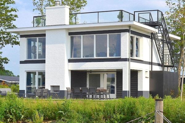 Buitenkant - Villa aan het water met ruim dakterras in Nijkerk (1)