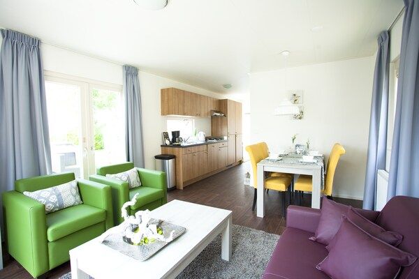 Woonkamer - Gezellig chalet bij strand op 600 m in Breskens (2)