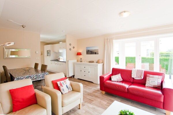 Woonkamer - Gezellig chalet met combimagnetron in Breskens (3)