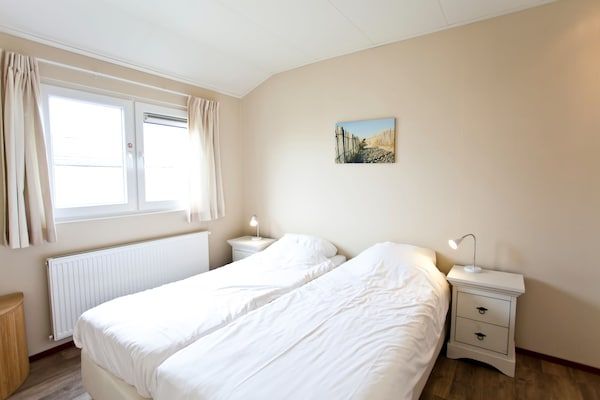 Slaapkamer - Gezellig chalet met combimagnetron in Breskens (5)