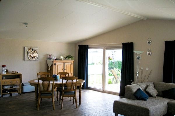 Woonkamer - Mooi chalet met strand op 600 m. in Breskens (3)