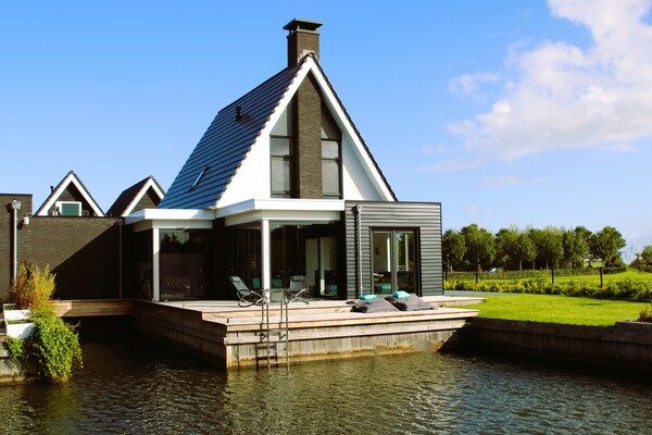 Luxe villa aan het water in Stavoren - Foto 1 van 39