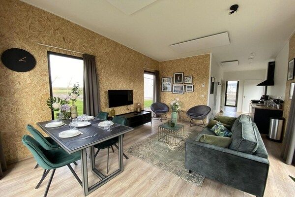 Woonkamer - Licht en sfeervol chalet met terras. in Kampen (2)