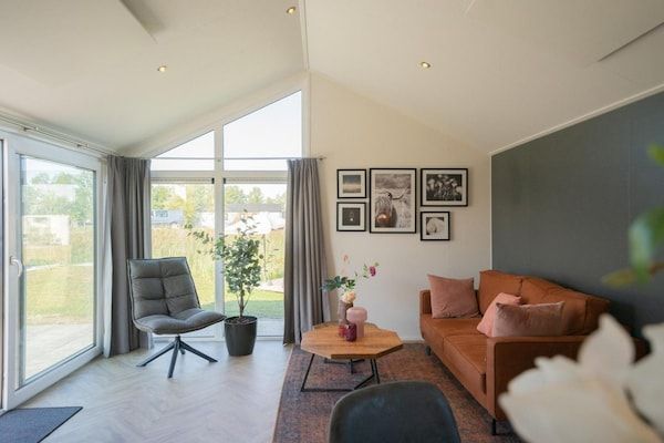 Woonkamer - Modern chalet met afwasmachine, op5 km van Kampen in Kampen (2)