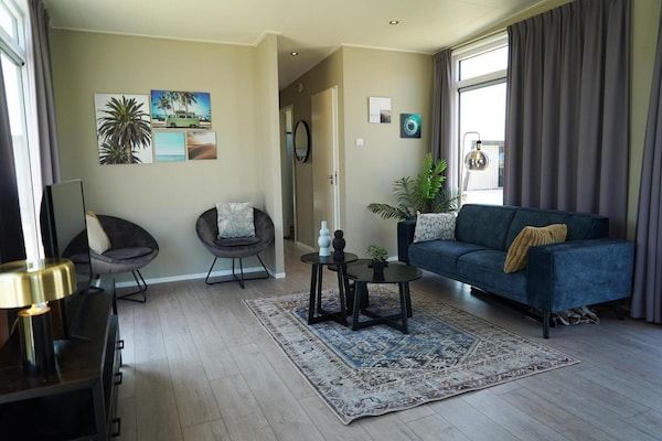 Woonkamer - Ontsnapping aan de drukte een chalet nabij Kampen in Kampen (2)