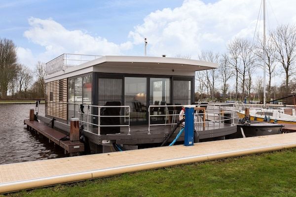 Houseboat Elysium met dakterras in Sneek - Foto 1 van 40