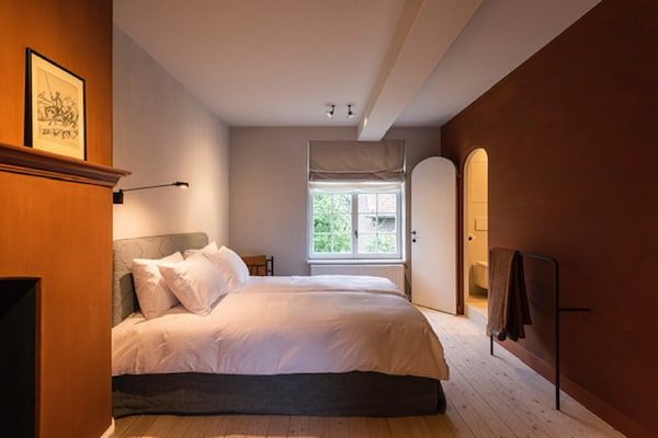 Slaapkamer - Statige 16-persoons herenhoeve in Zuid-Limburg. in Schimmert (5)