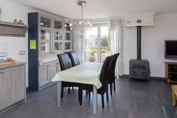 Eetkamer - Vakantiehuis in Zeeland bij het Strand in Baarland (3)