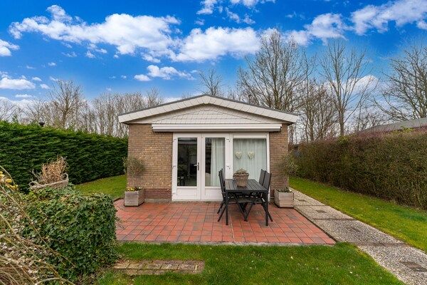 Buitenkant - Vakantiehuis in Zeeland bij meer in Baarland (1)