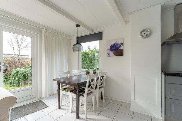 Eetkamer - Vakantiehuis in Zeeland bij meer in Baarland (3)