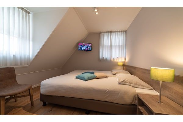 Slaapkamer - Villa in Zeeland met Jacuzzi en Sauna in Colijnsplaat (4)
