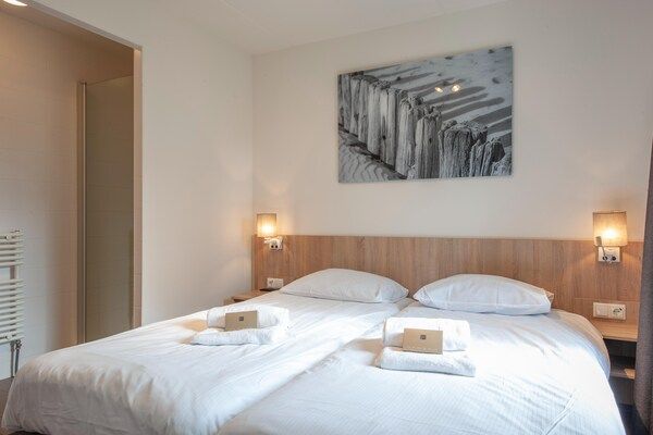 Slaapkamer - Bungalow in Cadzand bij Noordzeestrand in Cadzand-Bad (3)